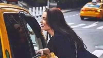 توقفت الزوجة أمام المحاسب في المول وفتحت حقيبتها لتدفع ثمن مشترياتها.