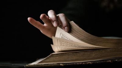 ذهبت سيدة كبيرة بالعمر الى معرض سيارات ..