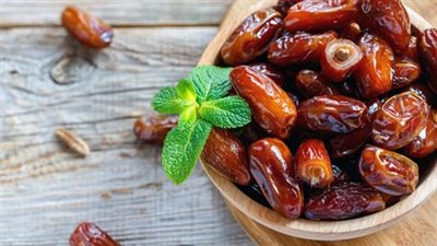 ماذا ېحدث لجسمك عند تناول التمر بإعتدال على الريق يومياً