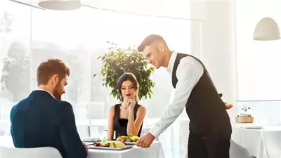 تقول : كنت جالسة في المطعم وآمامي طاولة لاحظت حينها انهُ وقع منها