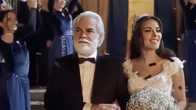 ده واحد قبل ما يتزوج ابوه اداله ورقة  ?
