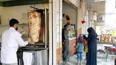 ‏صاحب مطعم في دمشق يقول: زبونة كانت واقفة عالحساب وساكتة كل ماقلا تفضلي شو طلبك! 