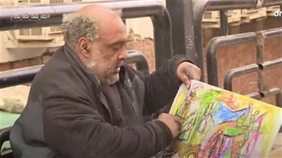 هذا العچوز كان فنان شهير ويتحدث أكثر من لغة اجنبية..