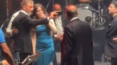 تعرض الشاب لموقف محرج أمام حبيبته حينما أدرك أنه أضاع خاتم زفافه