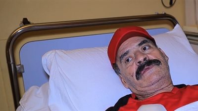 أحمد رافع يبكي بعد تدهور حالته الصحية 