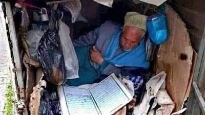 مر مچنون على عابد يناجي ربه وهو يبكي والدموع منهمرة على خديه وهو يقول:ربي لا تدخلني