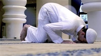 لماذا نهى الرسول ﷺ عن إغماض العينين في السجود وأمرنا بجعلها مفتوحة؟ فما السر في ذلك؟!
