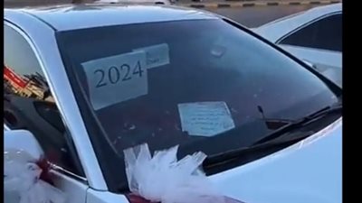 زوجة سعودية تفاجئ زوجها بسيارة هدية بمناسبة زواجه عليها
