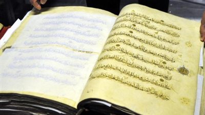 عندما ټوفي سيدنا عثمان بن عفان نزلت قطرة من د.مه على المصحف ماهي الكلمة التي وقعت عليها